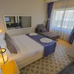 مارماريس بيتش